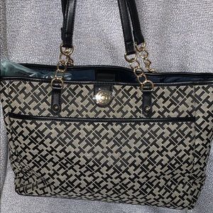 Selling a brand new Tommy Hilfiger bag ✨